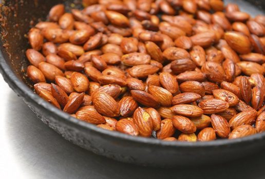 بادام یک اسنک سالم
