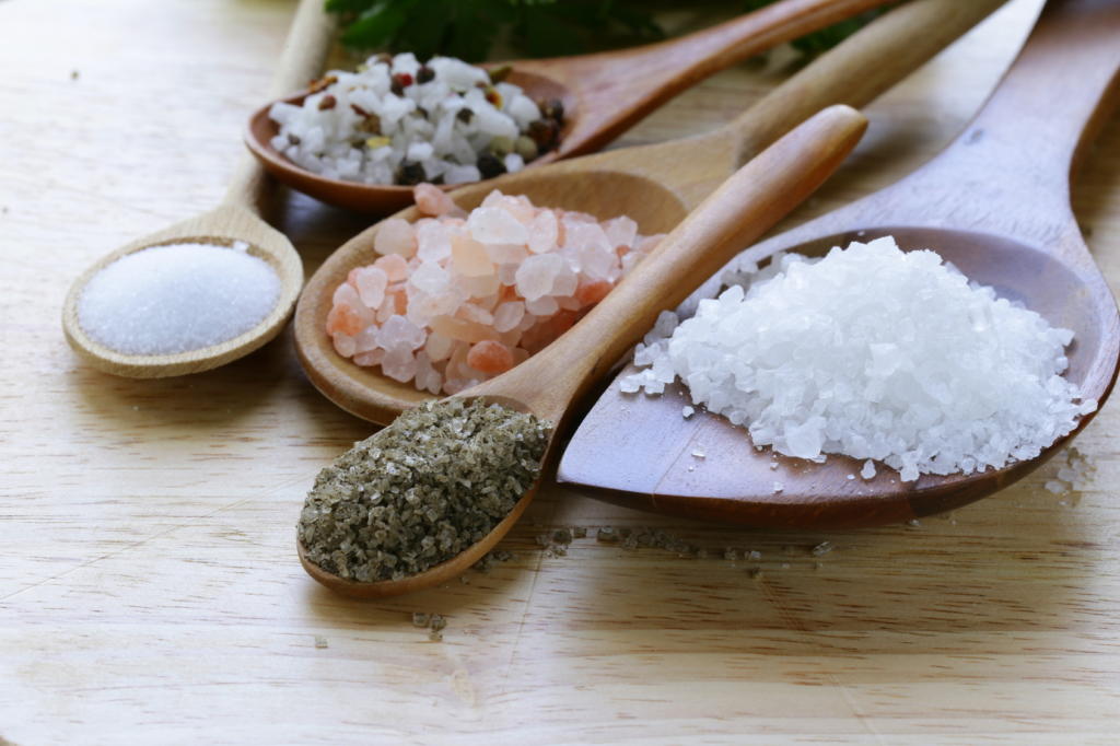 نمک حمام ترکیبی از نمک اپسوم، نمک دریا، جوش شیرین و گلیسرین و اسانس روغنی دلخواه است ساخت نمک حمام