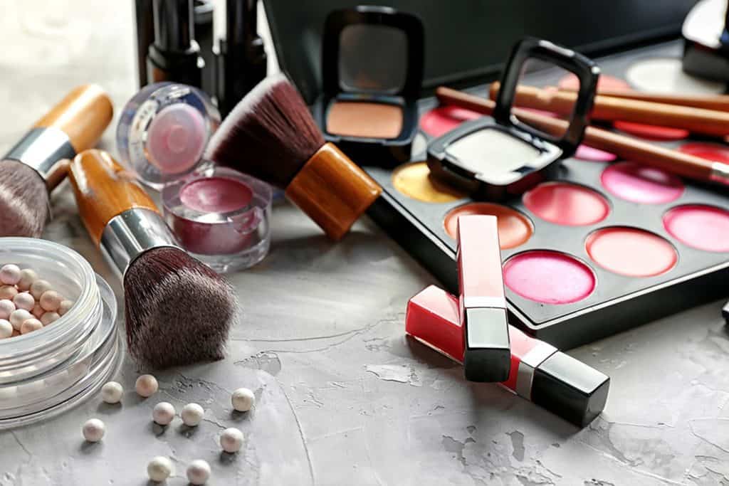 مواد آرایشی نامناسب موجب تیرگی زیر چشم می شود علتهای سیاهی زیر چشم