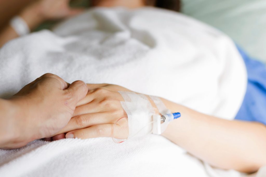 مزه فلز در دهان چه عللی دارد و چگونه درمان میشود؟ مزه فلز در دهان