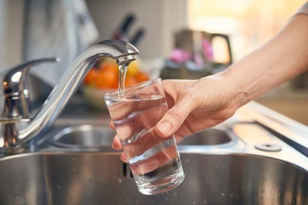 گرفتگی کمر به چه صورت رخ میدهد و درمانهای خانگی و طبی آن چیست؟ لایه لایه شدن ناخن